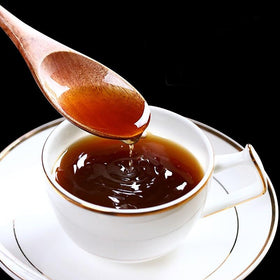 Lucentis sugar cubes dissolving in tea for balanced sweetness.