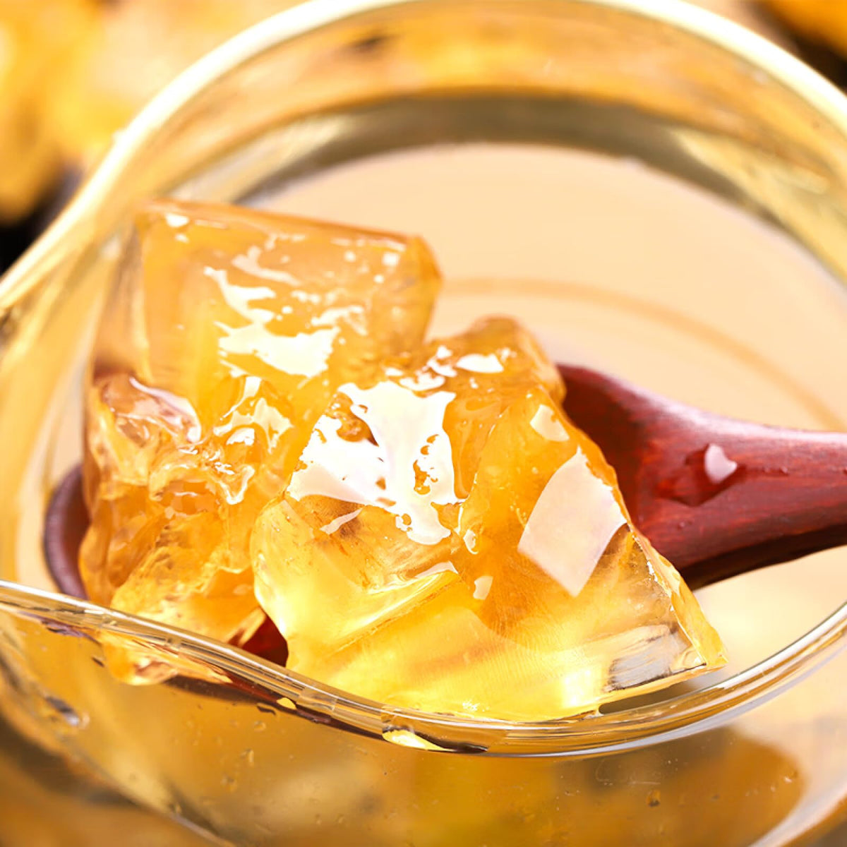 Lucentis tea-time scene with yellow rock sugar crystals ready to sweeten.