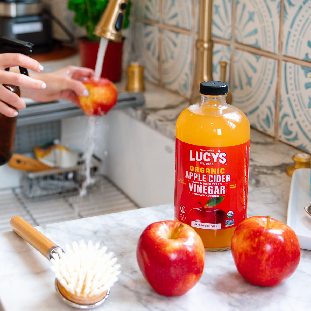 Lucy’s glass bottle emphasizes purity and non-reactive storage.