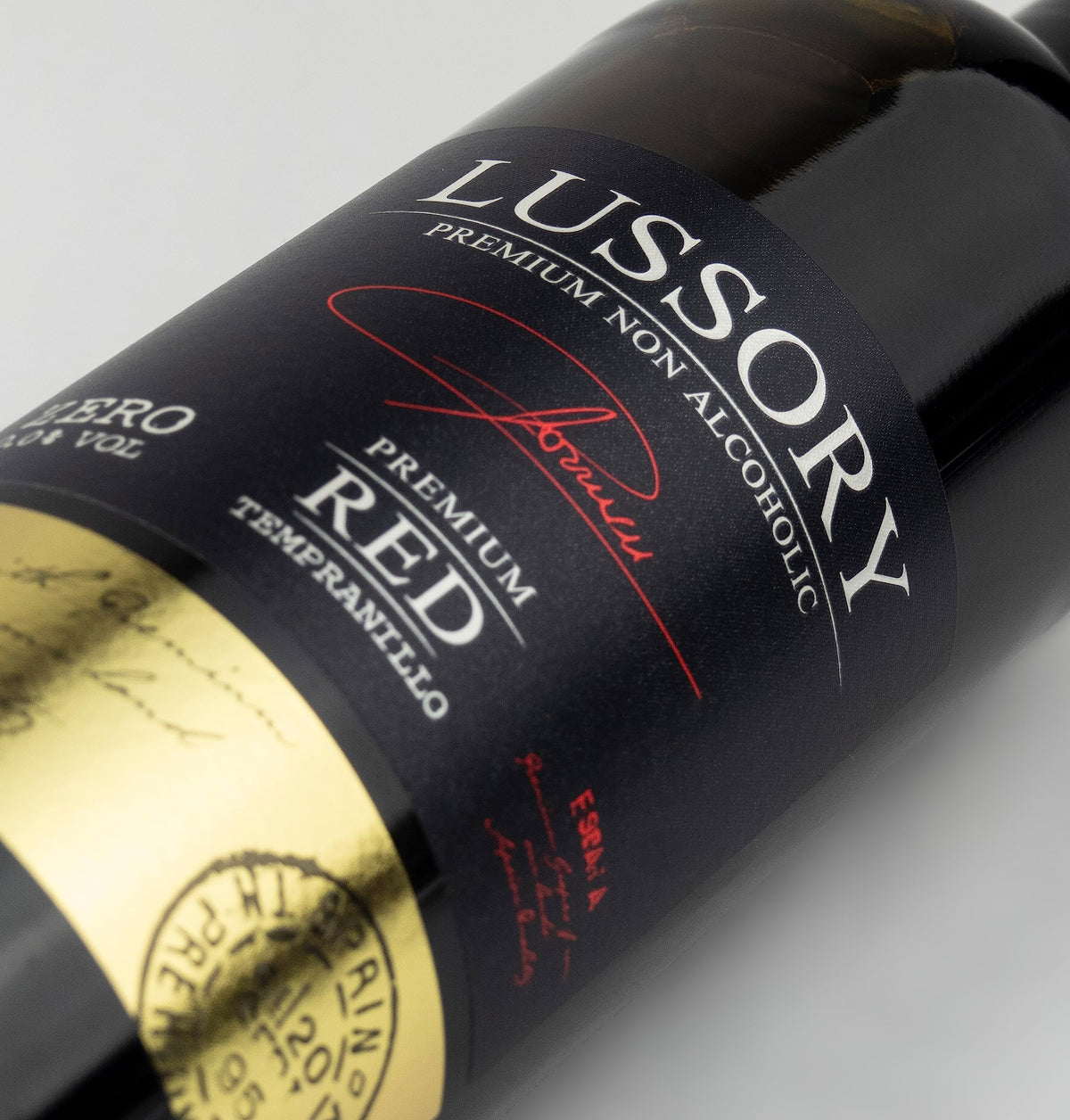 Lussory Tempranillo dealcoholized 750ml bottle on a Spanish origin display.