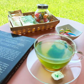 Warm mug with MAEDA-EN Genmai-cha steam, perfect for daily rituals.