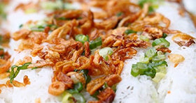 Maesri fried garlic enriches pasta with aroma and texture.
