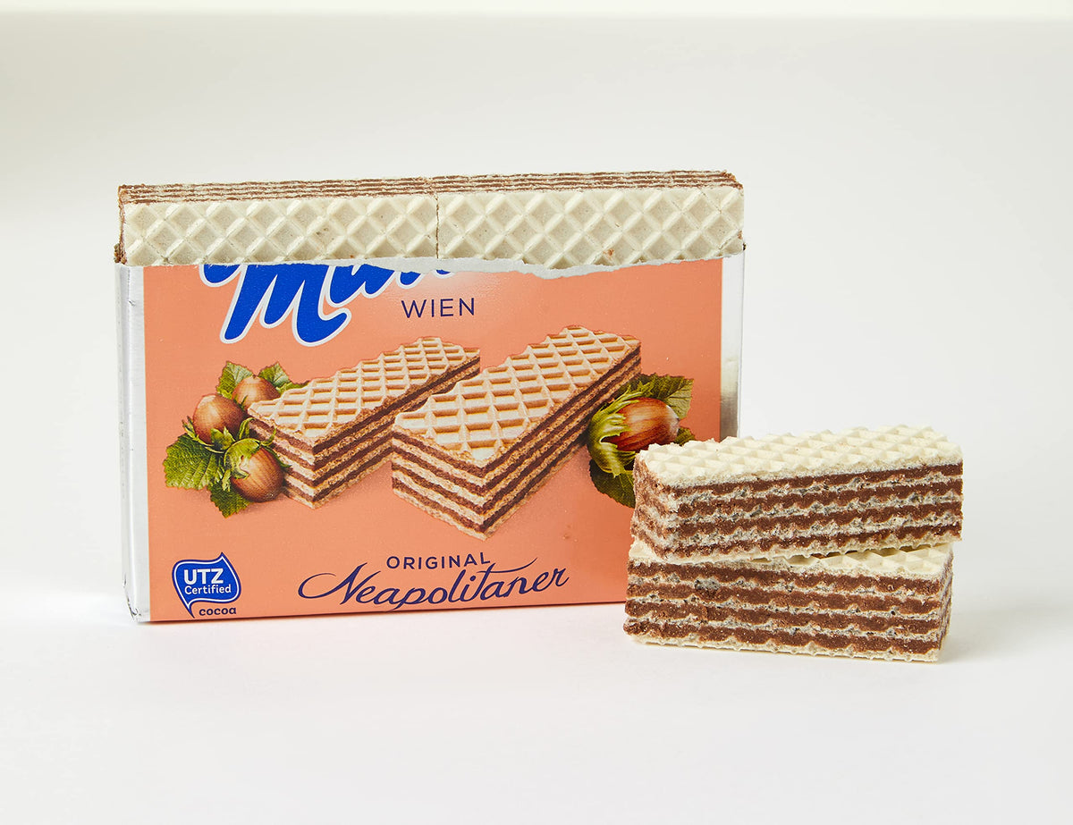 Manner Neapolitaner wafers close-up highlights hazelnut cream filling.