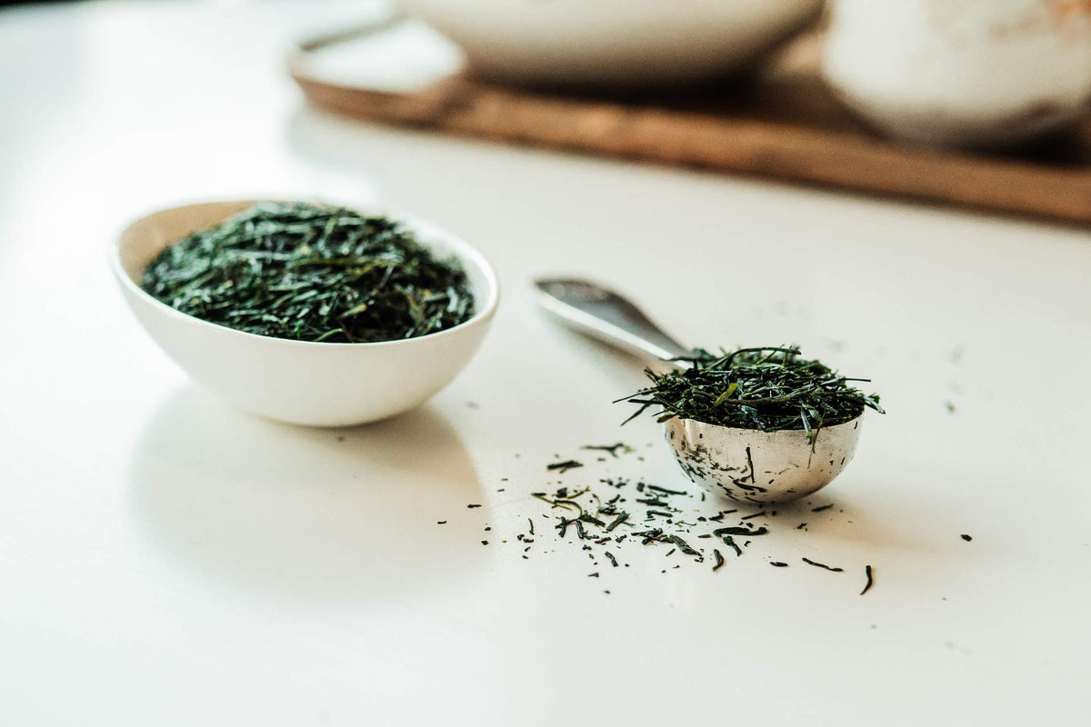 Matcha Konomi loose-leaf tea infusion showcases aroma and vivid color in every cup
