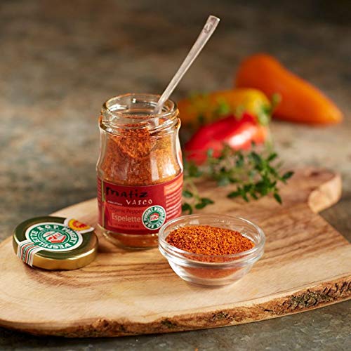 Matiz Espelette pepper powder closeup displaying fine texture and aroma