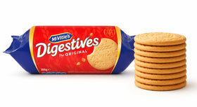 Digestive biscuits served with tea cup, ideal afternoon moment.