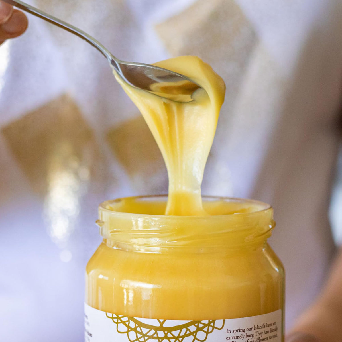 Mellona elegant gift jar presents premium honey for gifting.