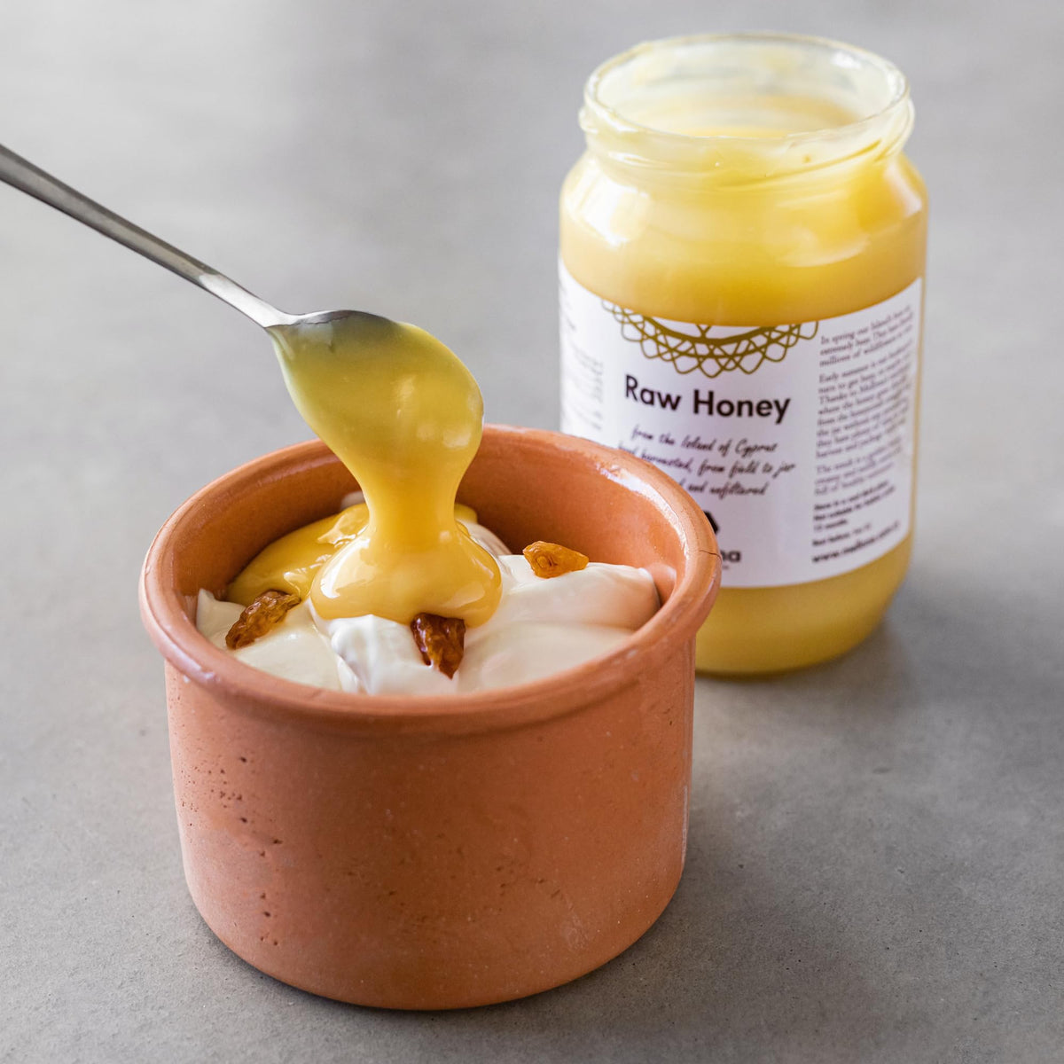 Mellona honeycomb in honey reveals authentic texture and floral origin.