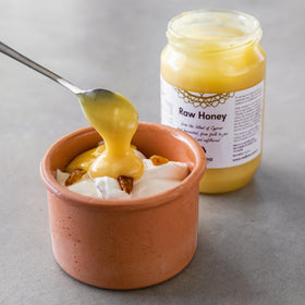Mellona honeycomb in honey reveals authentic texture and floral origin.