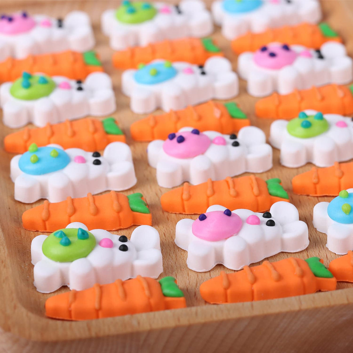 Milovin Easter egg decorations decorate pastries with festive color