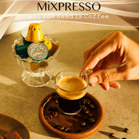 Crema formation from Mixpresso Classe espresso shot highlights smooth texture