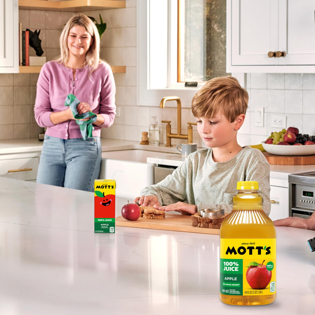 Mott's 100% juice badge visible on label.