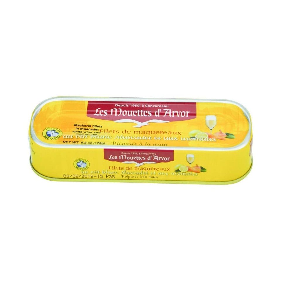 Mouettes d'Arvor mackerel fillets in a can with white wine and spices, ideal for quick dinners.