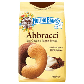 Mulino Bianco Abbracci cocoa half with rich flavor, perfect coffee pairing.