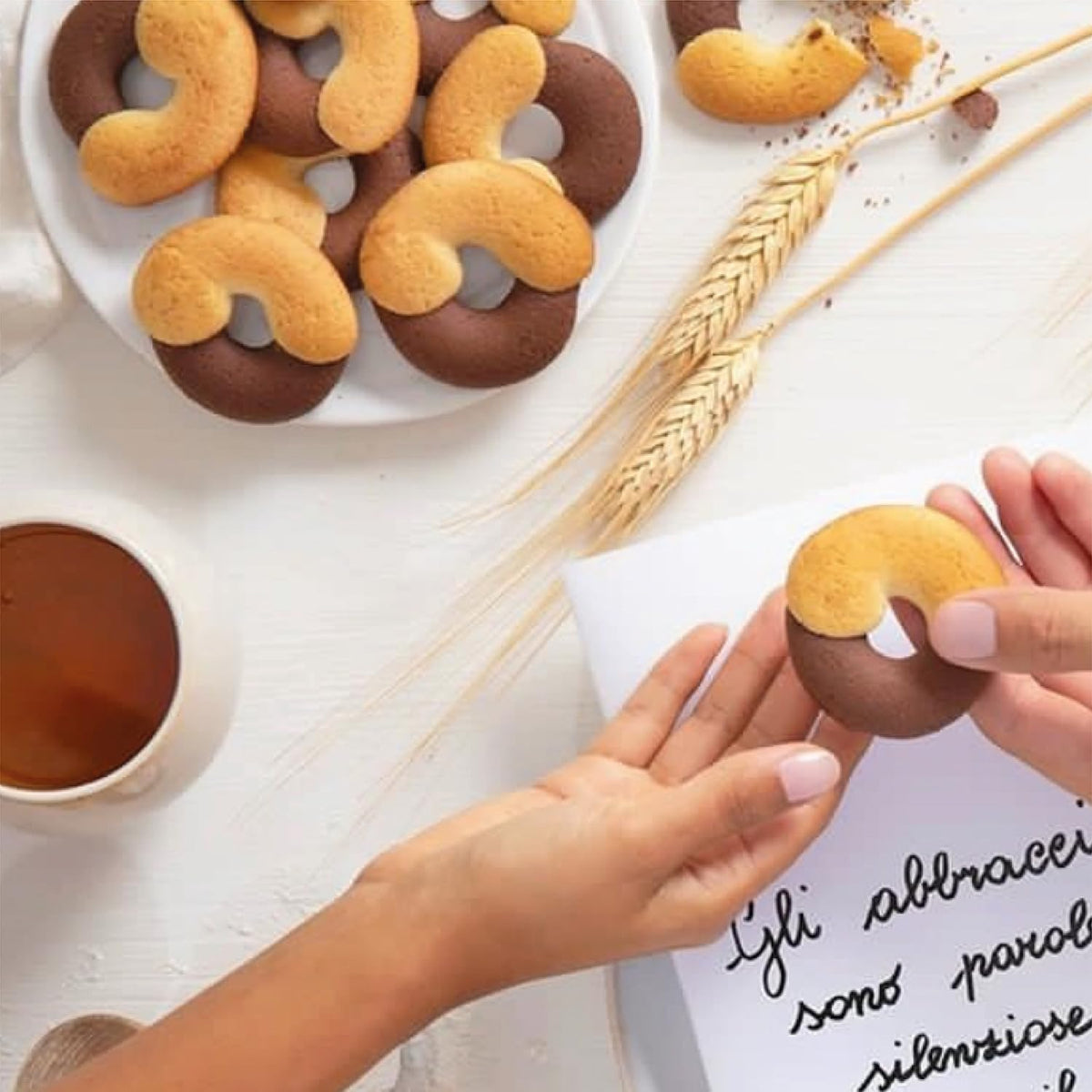 Mulino Bianco Abbracci biscuits, ready-to-share snack during breaks.