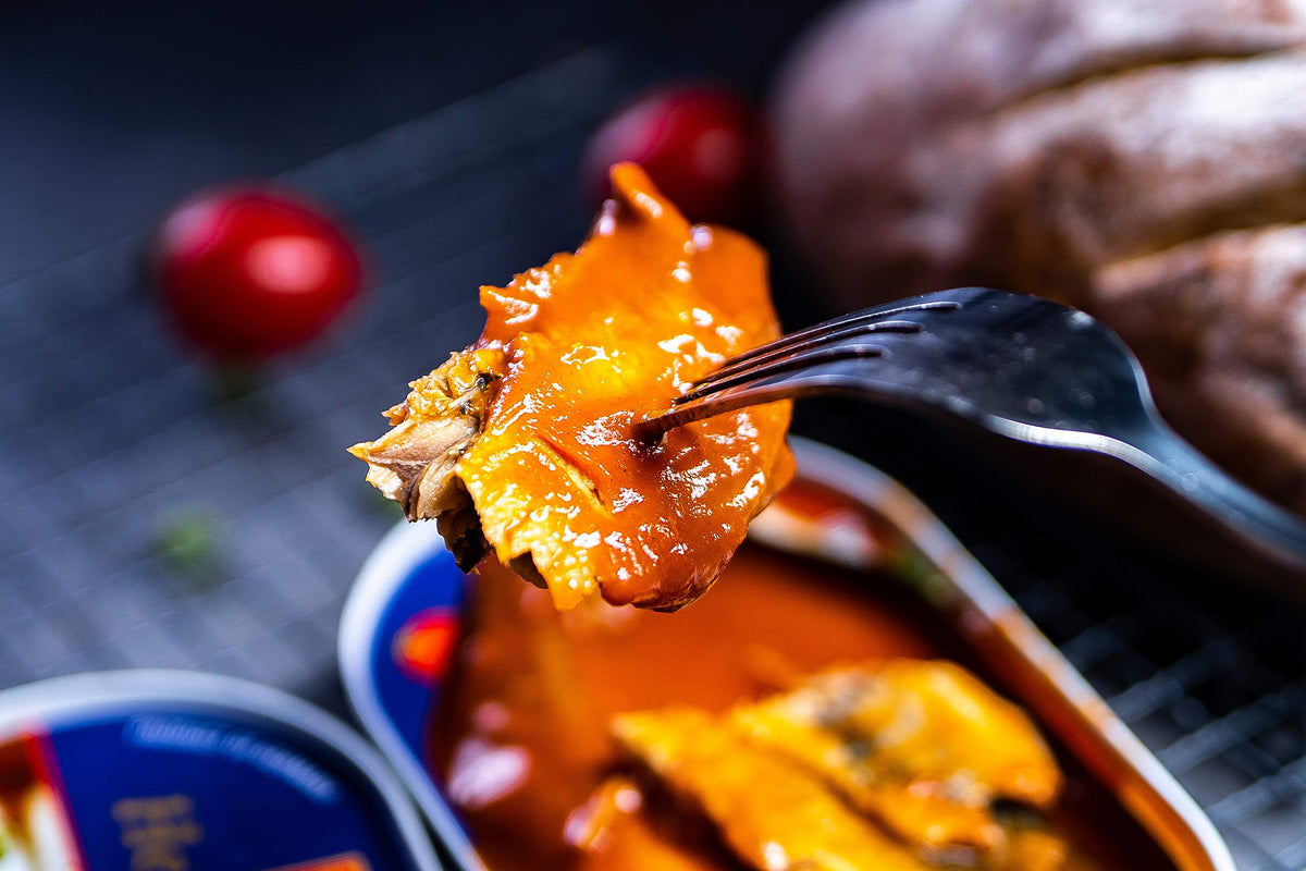 MW Polar rich tomato sauce texture closeup reveals flavorful sauce