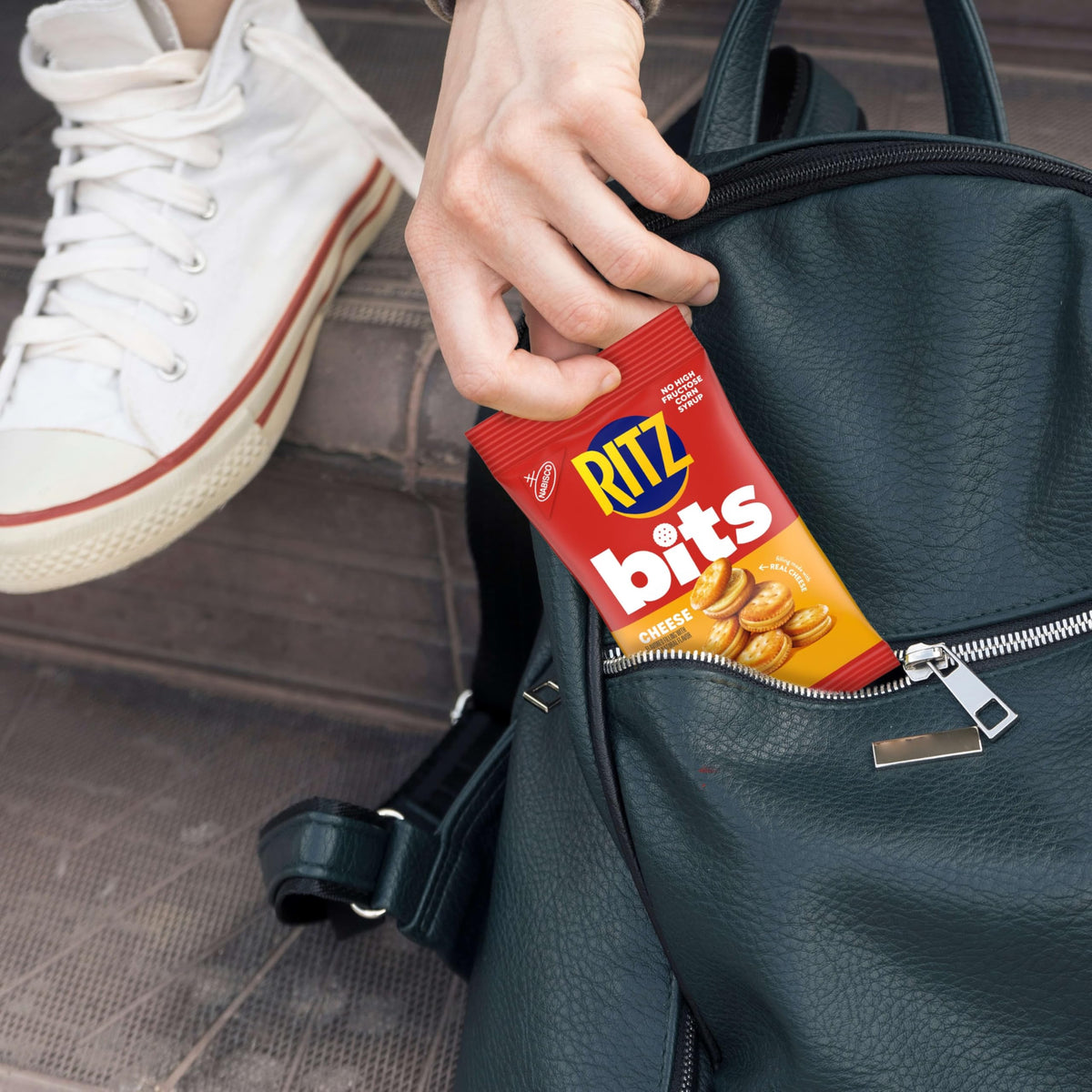NABISCO On-the-go snack display highlighting convenient, mess-free nibbling.