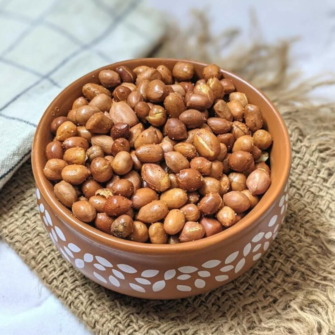 Naturalee Spanish Peanuts with Skin roasted close-up highlighting rich flavor and crunch.