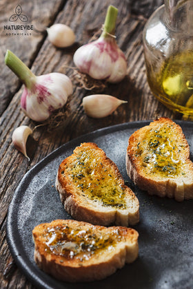 Naturevibe Botanicals garlic ground powder on a dish for enhanced flavor