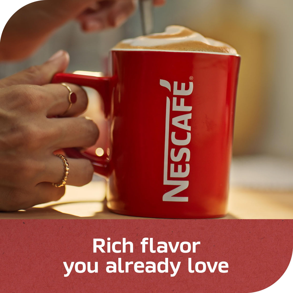 NESCAFÉ CLÁSICO measuring spoon with powder for easy one-teaspoon prep.