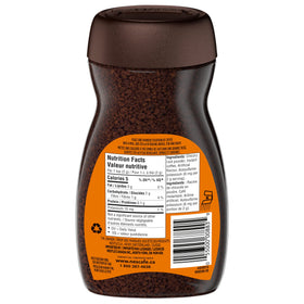 NESCAFÉ Rich Hazelnut coffee scoop beside the jar for easy brewing.