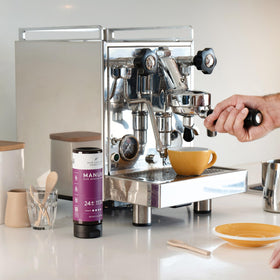 New Zealand Honey Co raw Manuka honey jar showcasing natural texture and robust sweetness