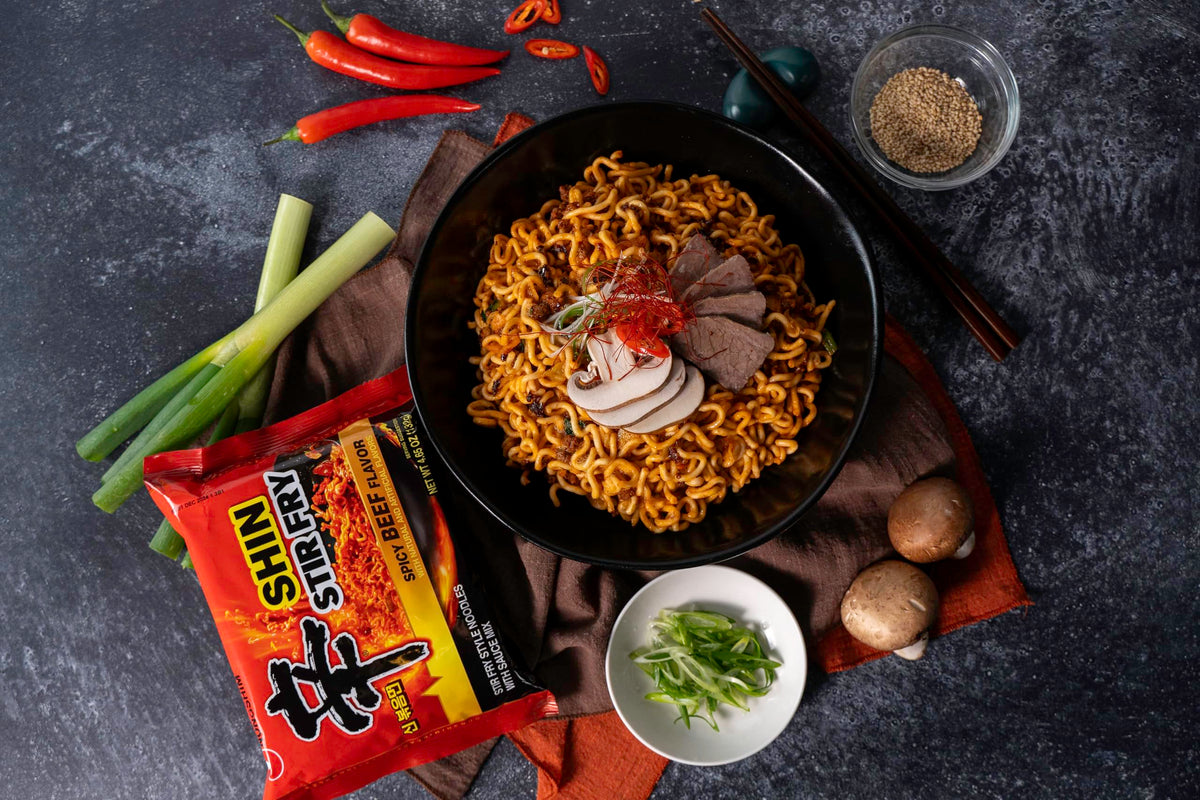 Nongshim Shin Ramyun Stir-Fry Square Bowl shows sauce distribution for even flavor