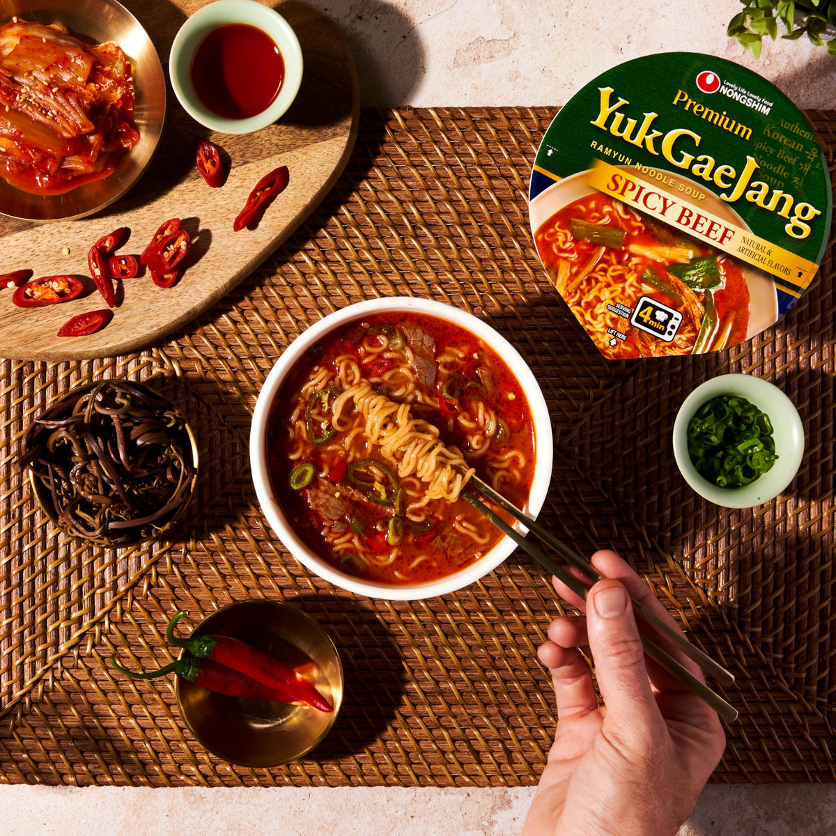 Nongshim Yukgaejang seasoning oil detail emphasizes fresh garlic and green onion aroma.