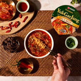 Nongshim Yukgaejang seasoning oil detail emphasizes fresh garlic and green onion aroma.