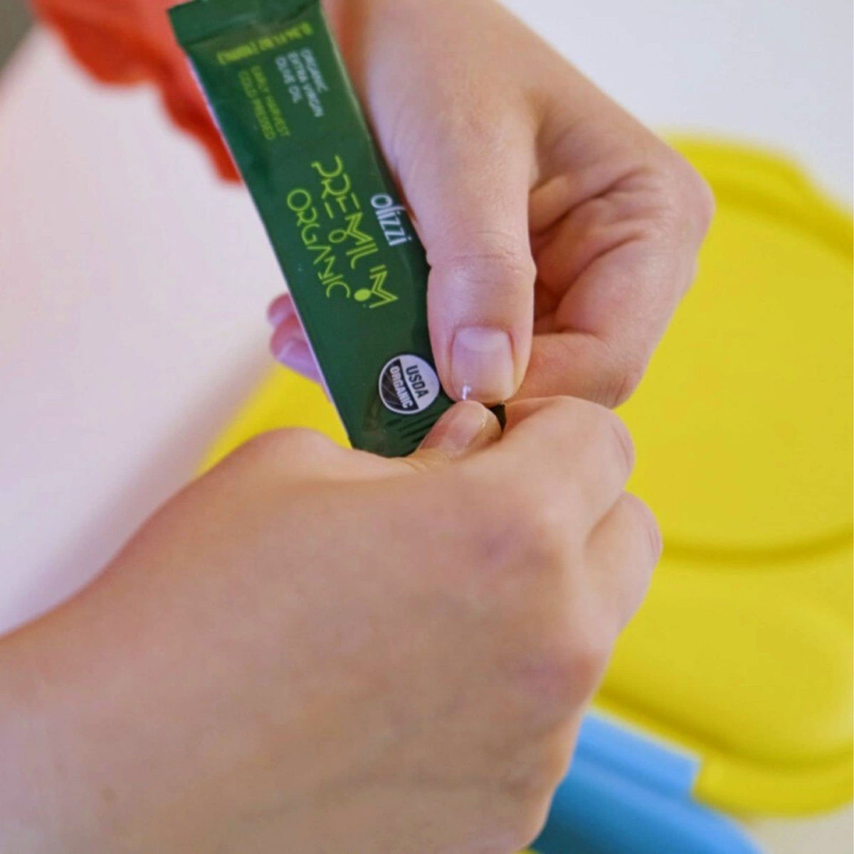 Olizzi travel-size olive oil packet ideal for meals on flights, camping, and events.