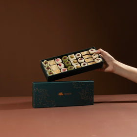 OMNIYA Delicacy marzipan lozina pistachio-swirl: rich texture for dessert trays