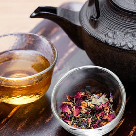 Palais des Thés Geisha 20-cup tea set ready to serve tea lovers.