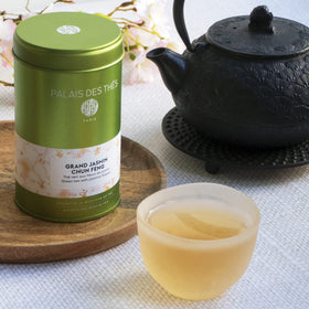 Palais des Thés Grand Jasmine Chun Feng jasmine petals closeup—sensory floral fragrance in every cup