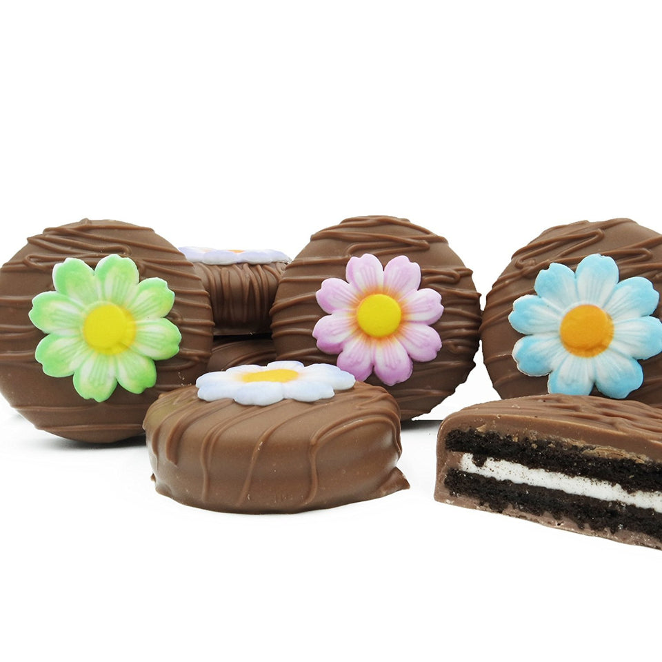 Philadelphia Candies Milk Chocolate OREO decorated daisy cookie close-up, ideal for gifting and celebrations.