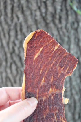Snack moment with PHILLIPS BEEF CRISPS Beef Round during a break.