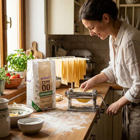 POLSELLI Organic 00 flour label on a 5 kg bag ready for use.