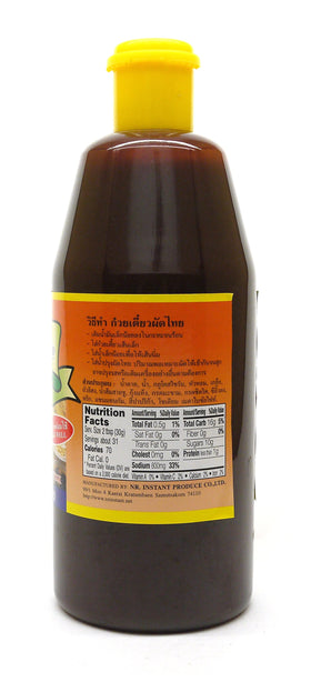 Pouring Por Kwan Pad Thai sauce into a hot wok boosts aroma during cooking.