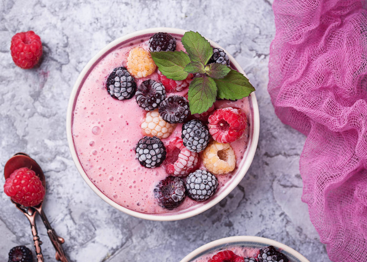 PURE ORIGINAL INGREDIENTS Acai powder in a smoothie glass.