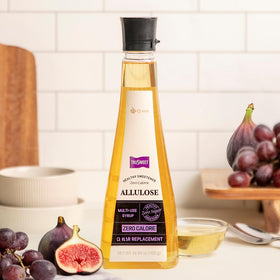 Glazing a dessert with q.one Trusweet allulose syrup for shine