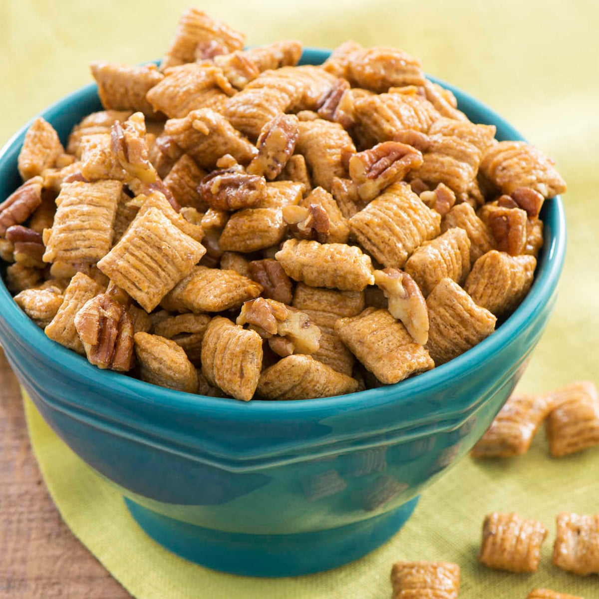 Quaker Oatmeal Squares Cinnamon three-box-pack displayed on a shelf.