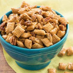 Quaker Oatmeal Squares Cinnamon three-box-pack displayed on a shelf.