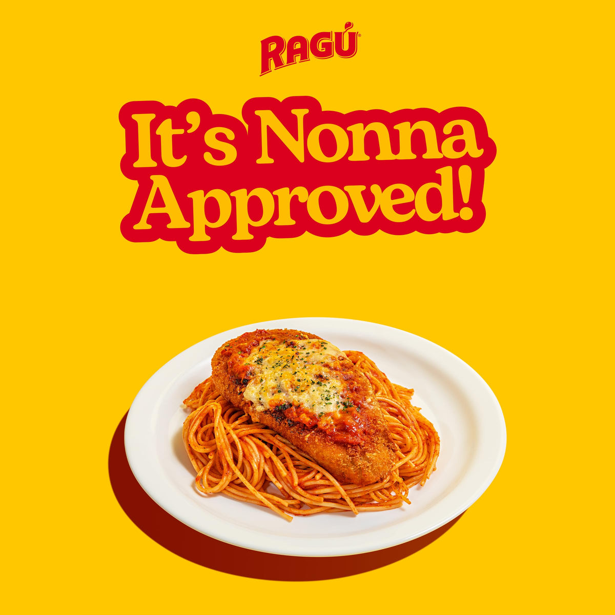 RAGÚ Old World Style Sauce with Meat bottle side reveals ingredients and herbs