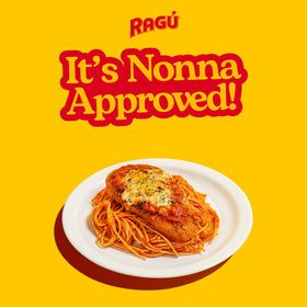 RAGÚ Old World Style Sauce with Meat bottle side reveals ingredients and herbs