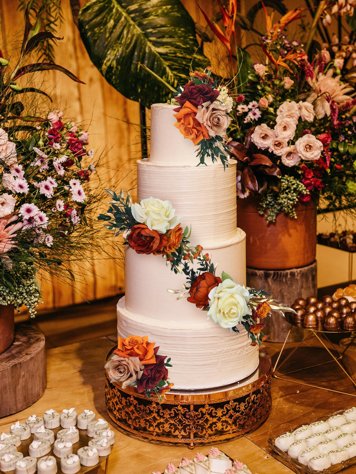 Rinlong taupe champagne roses cake top provides sophisticated seasonal accents.
