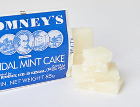 Romney's Kendal Mint Cake 85 g mint bar close-up showing fresh mint and flavor.