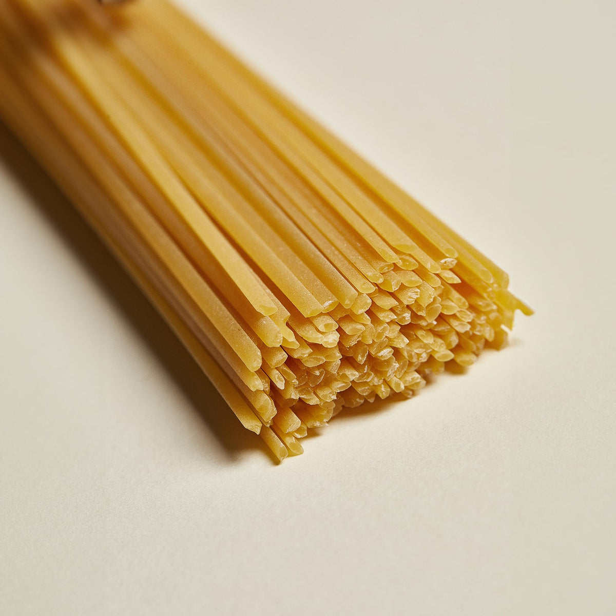 Rummo Linguine N13 durum wheat semolina delivers sturdy bite and al dente texture.