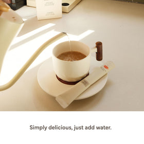 Saccha Symphony premium milk latte stick showing creamy texture and aroma