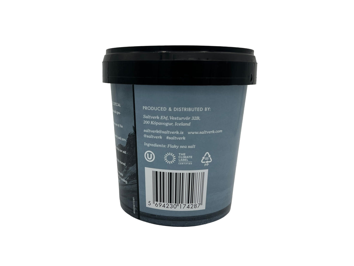 Saltverk crystal texture sea salt flakes show delicate, crunchy crystals.