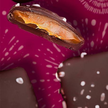 Sanders Milk Chocolate Sea Salt Caramel Thins tub serving invites easy sharing and cozy moments.