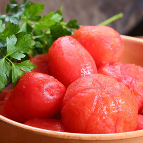 Sanniti Song' E Napule tomatoes topping pizzas with authentic flavor.